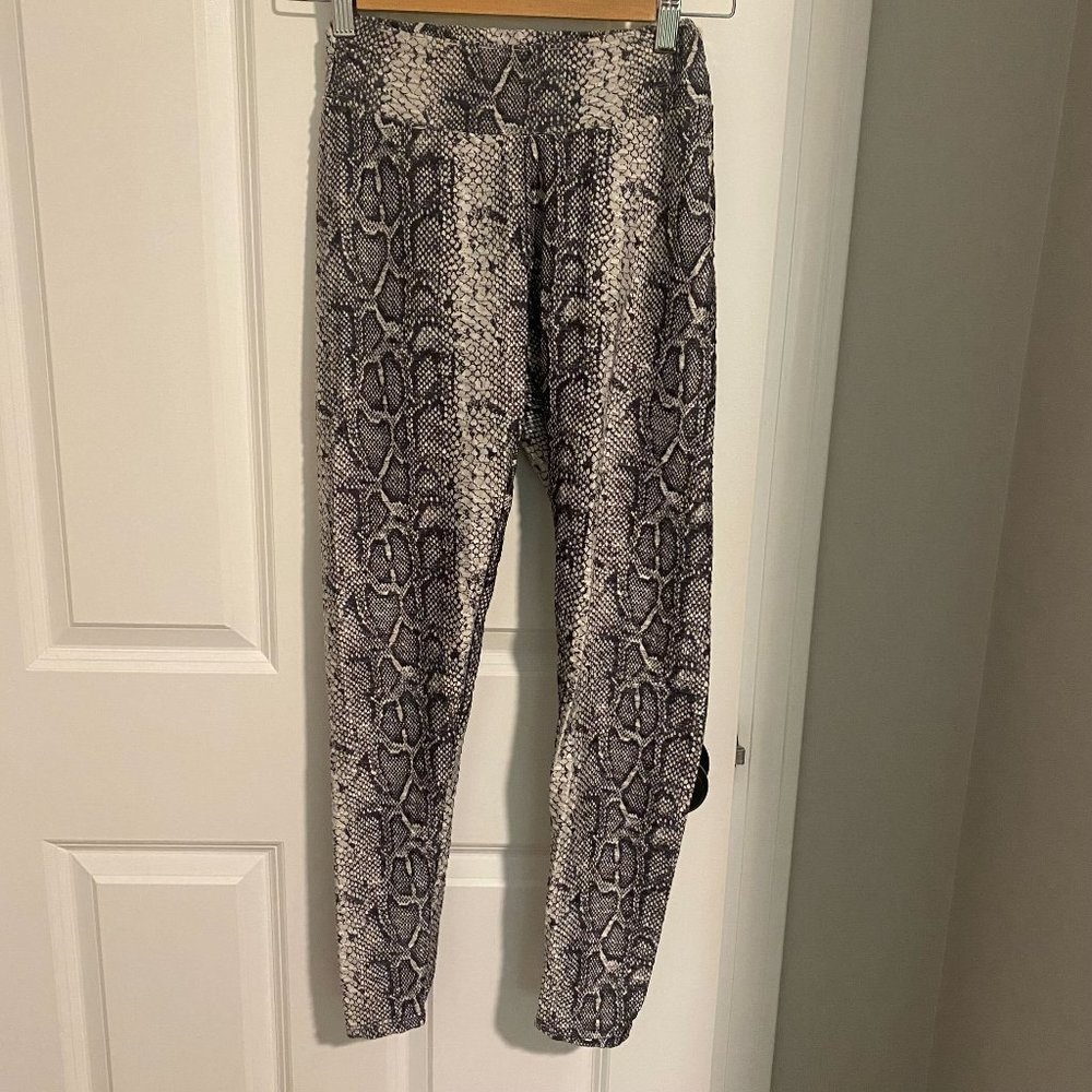 Black/White Snakeskin‎ Print Viral Butt Scrunch Leggings - Size Small